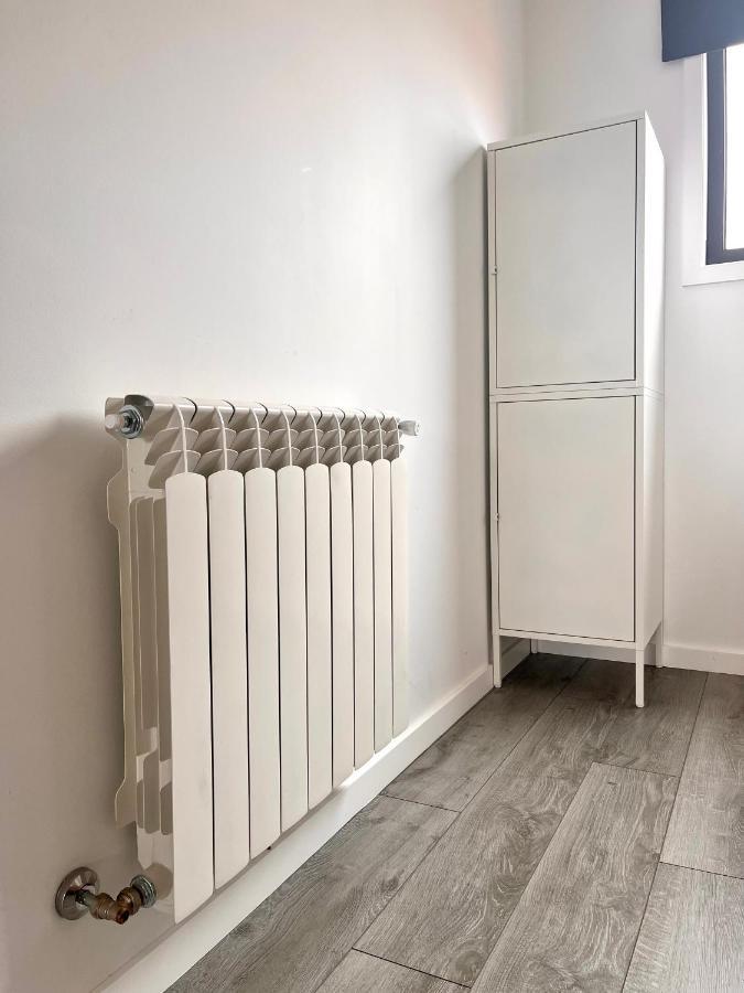 Cama num Dormitório Misto com 8 Camas