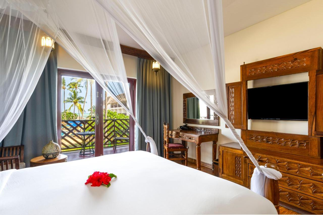Deluxe Zimmer mit Queensize-Bett und seitlichem Meerblick