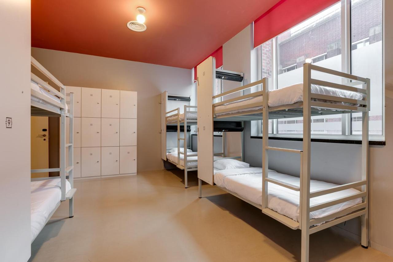 Cama em Dormitório Misto com 8 a 10 Camas - Comodidades Partilhadas