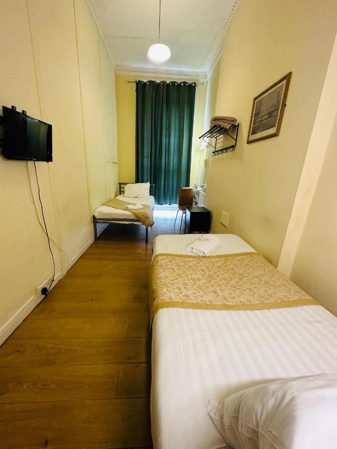 In diesem einfachen Zweibettzimmer nutzen Sie ein Gemeinschaftsbad.