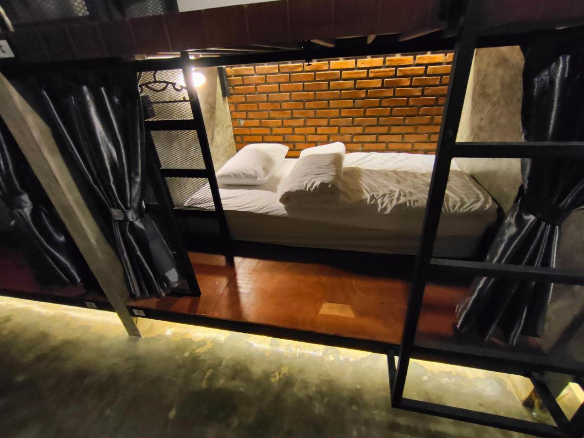 Single Bed 6-Bed Mixed Dormitory Room