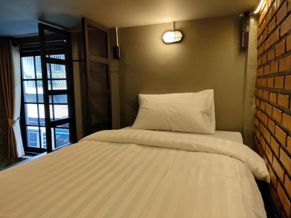 Single Bed 6-Bed Mixed Dormitory Room