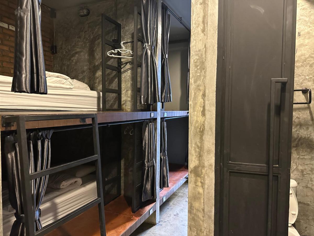 Single Bed 6-Bed Mixed Dormitory Room