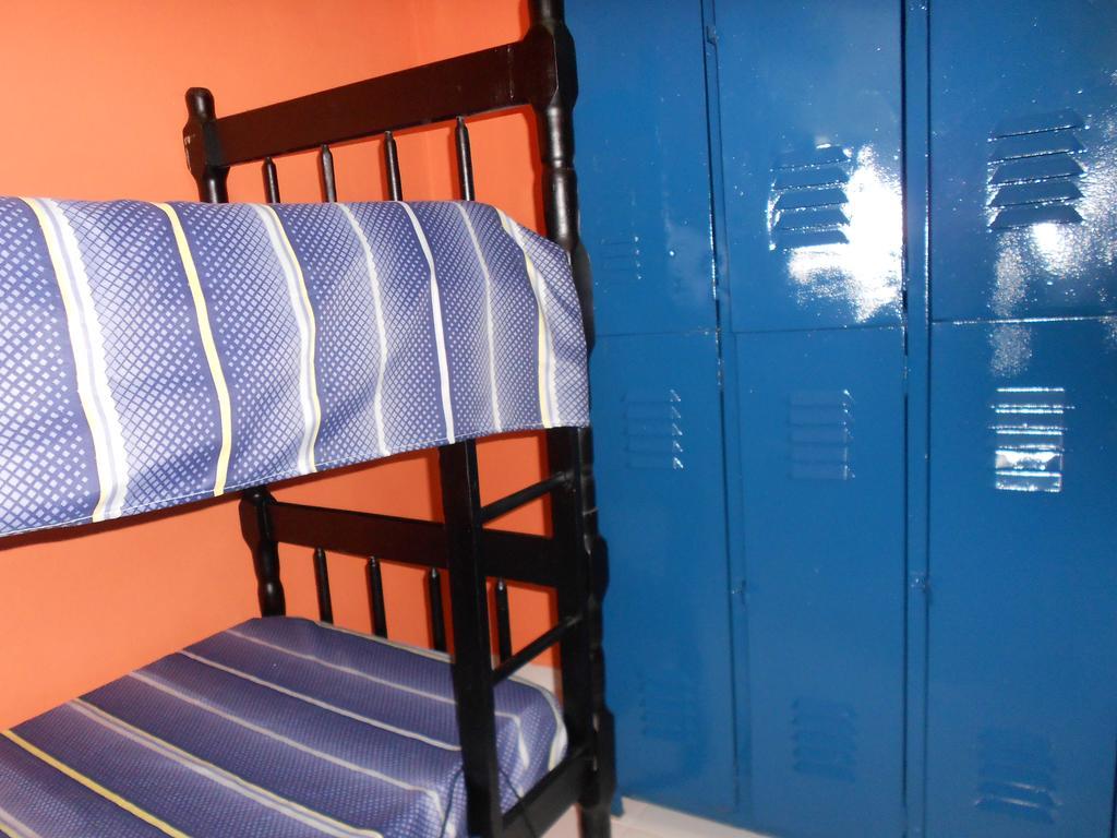 Cama num Dormitório Misto com 4 Camas