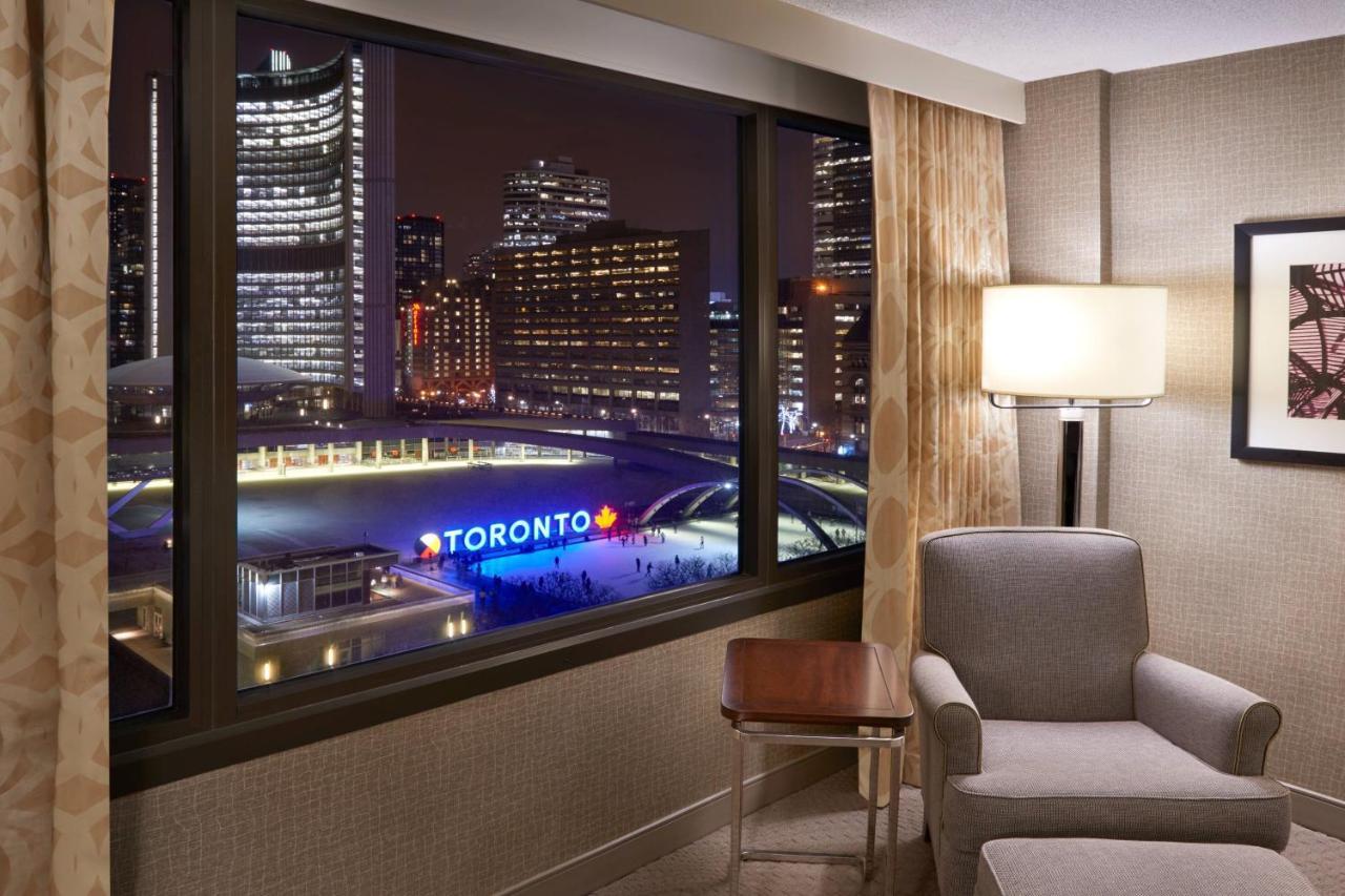 Premium Guest Room 2 Queens Nathan Philips Square View