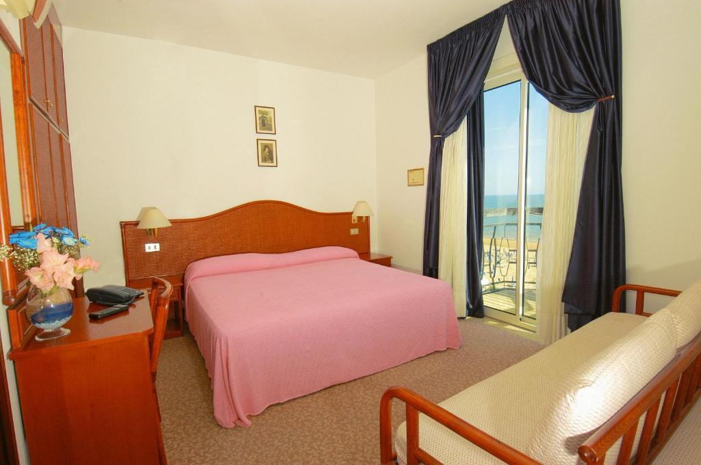 Triple Room with Balcony and Partial Sea View,14297999:JPEG
