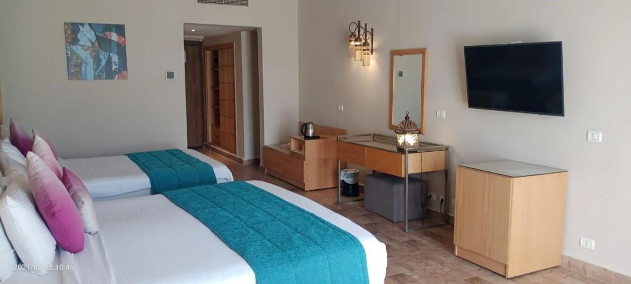 Chambre pour Personnes à Mobilité Réduite - Vue sur Piscine