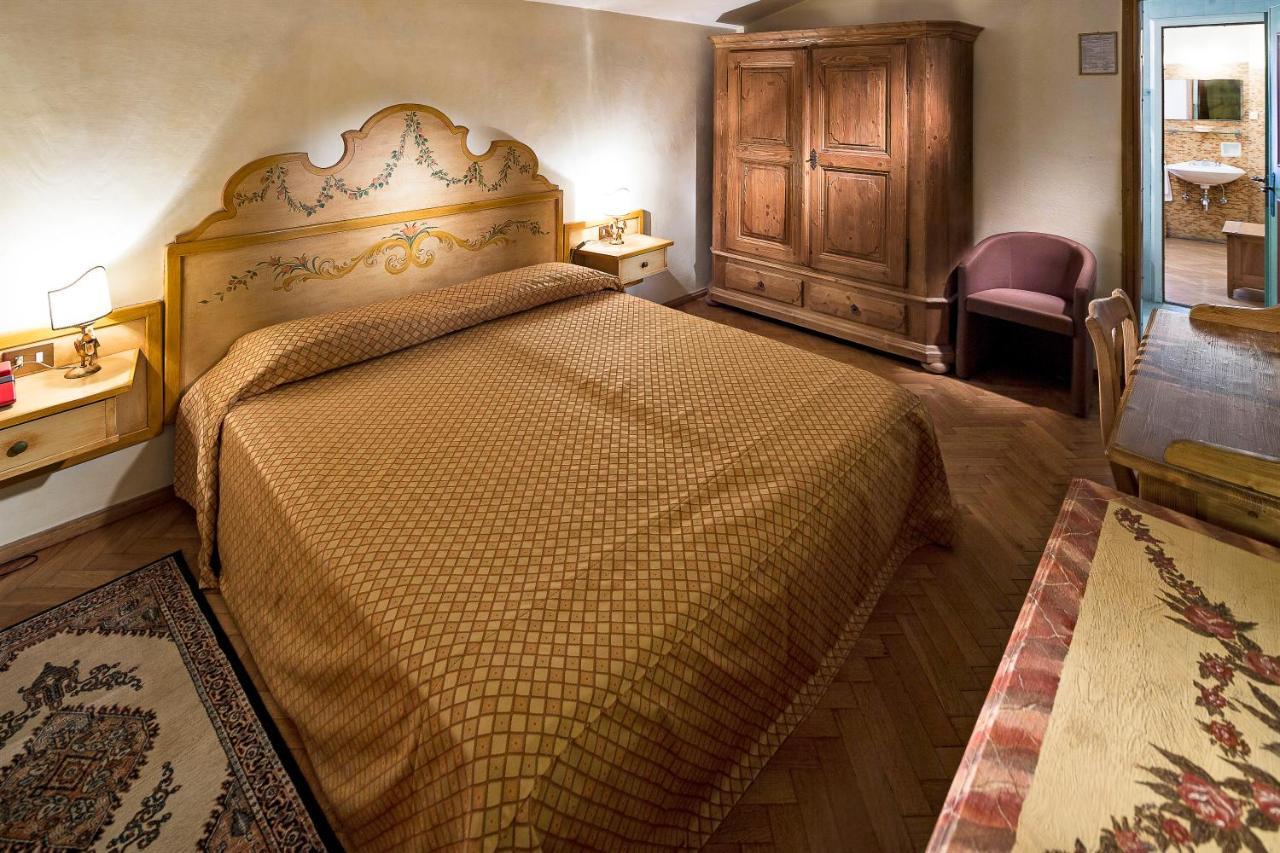 Two Connecting Rooms,1421156775:JPEG