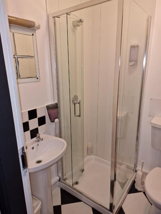 Twin Room Bathroom,1428635119:JPEG