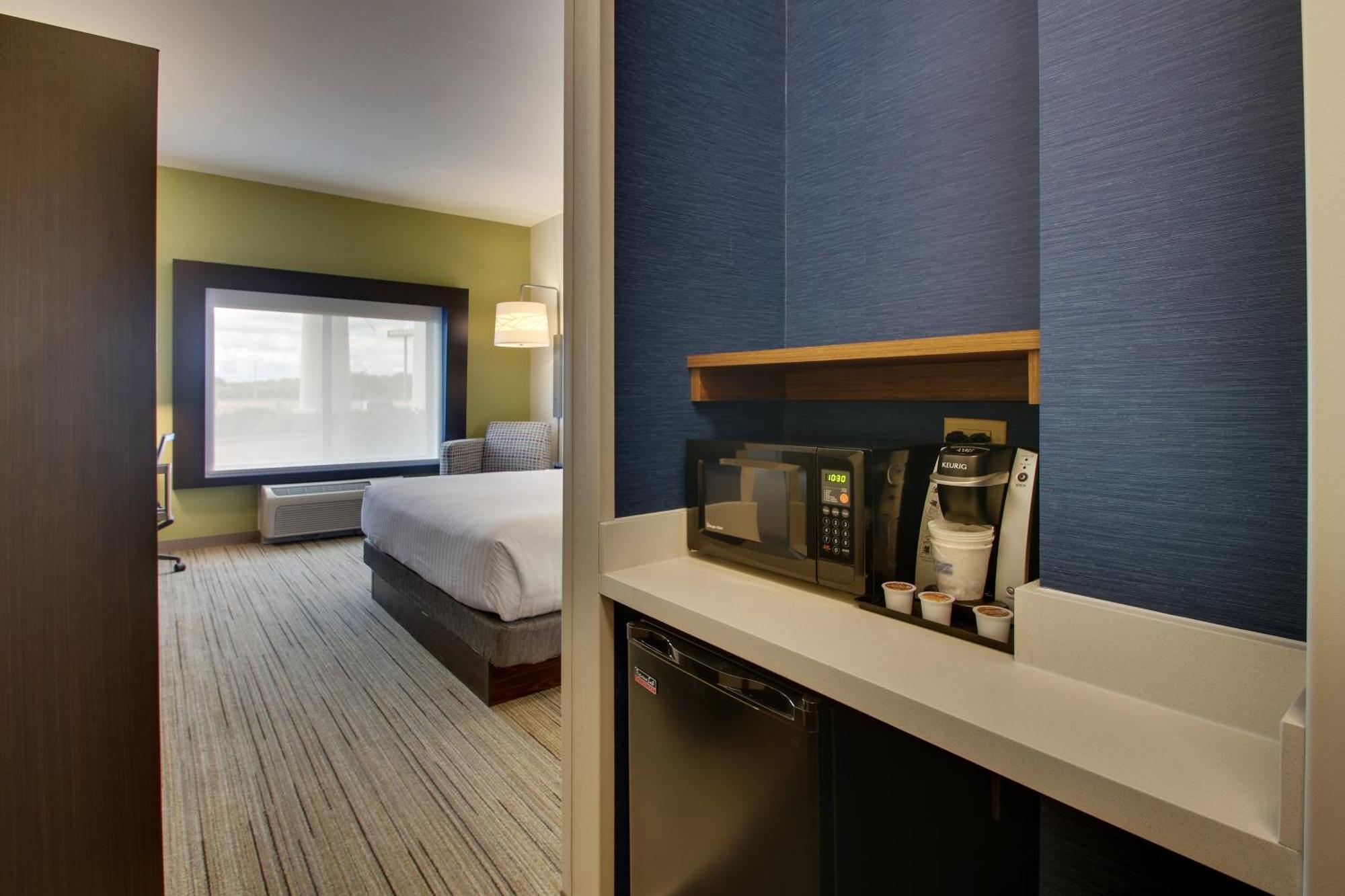 King Room Mobility Access or Roll Shower Non-Smoking,1450061845:JPEG