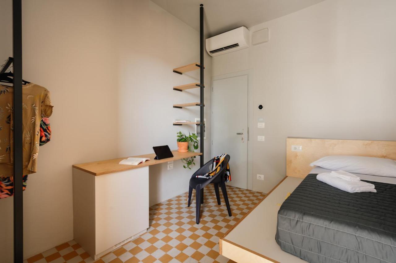 Single Room with Balcony,1470126491:JPEG