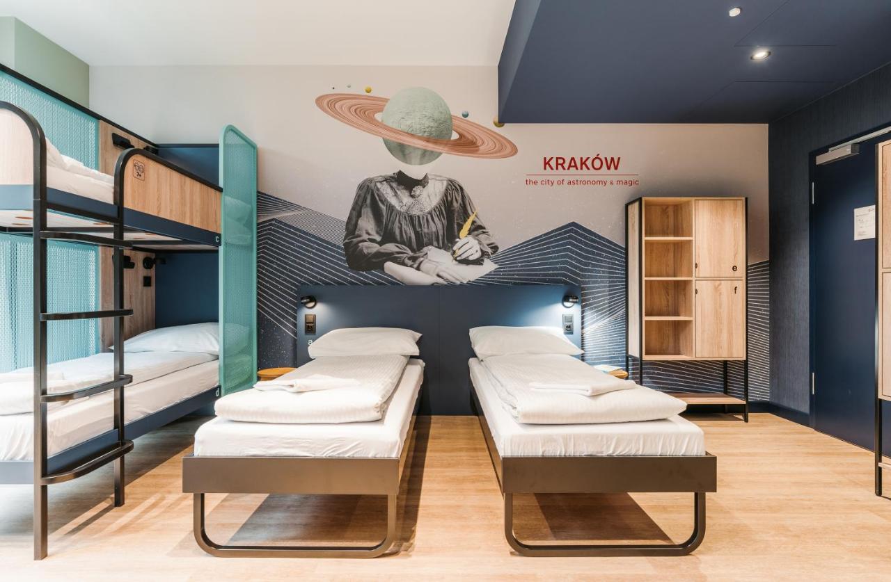 Cama en habitación femenina compartida de 4 camas
