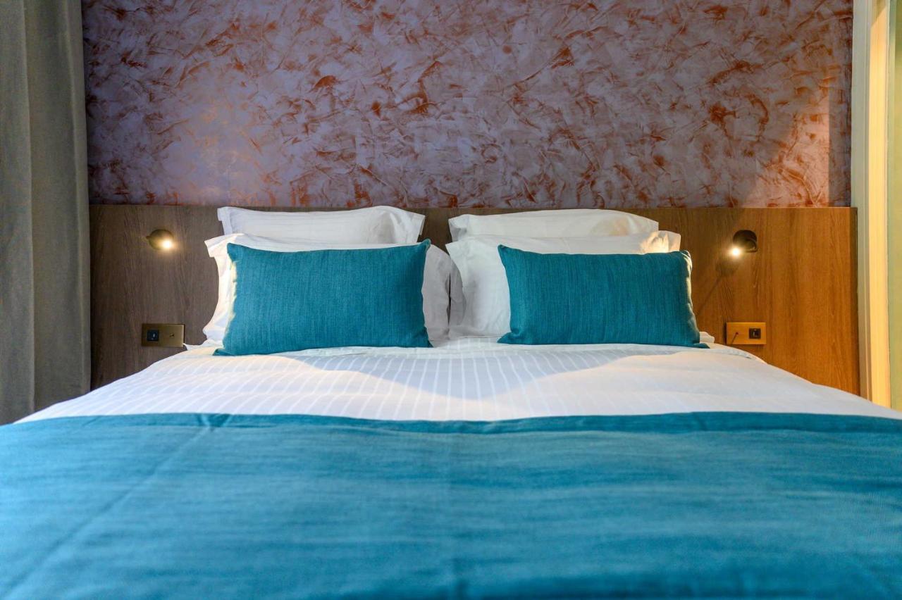 Classic Room with Balcony,1497644719:JPEG