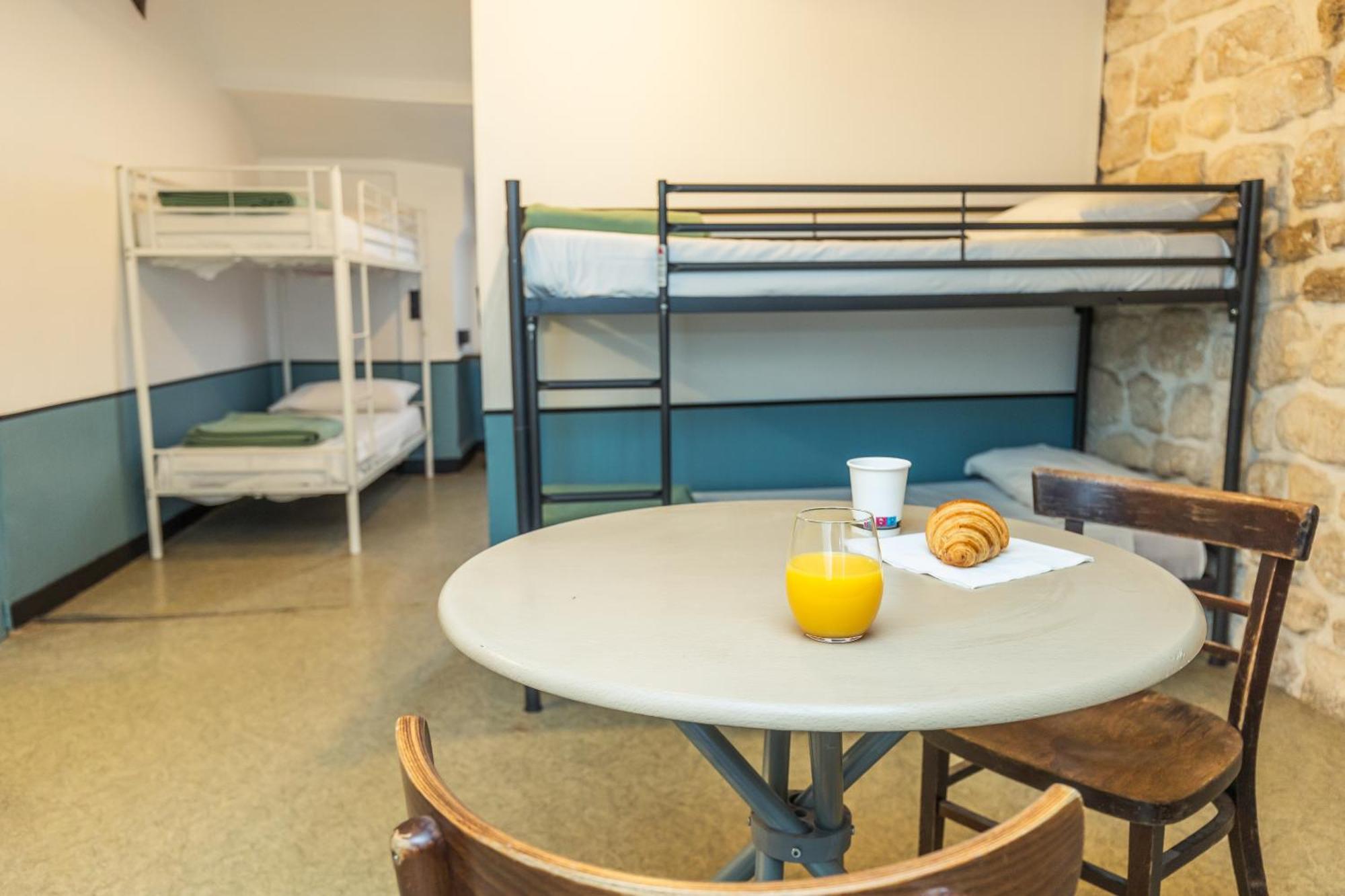 Bett im gemischten 6-Bett-Schlafsaal - Gemeinschaftsbad