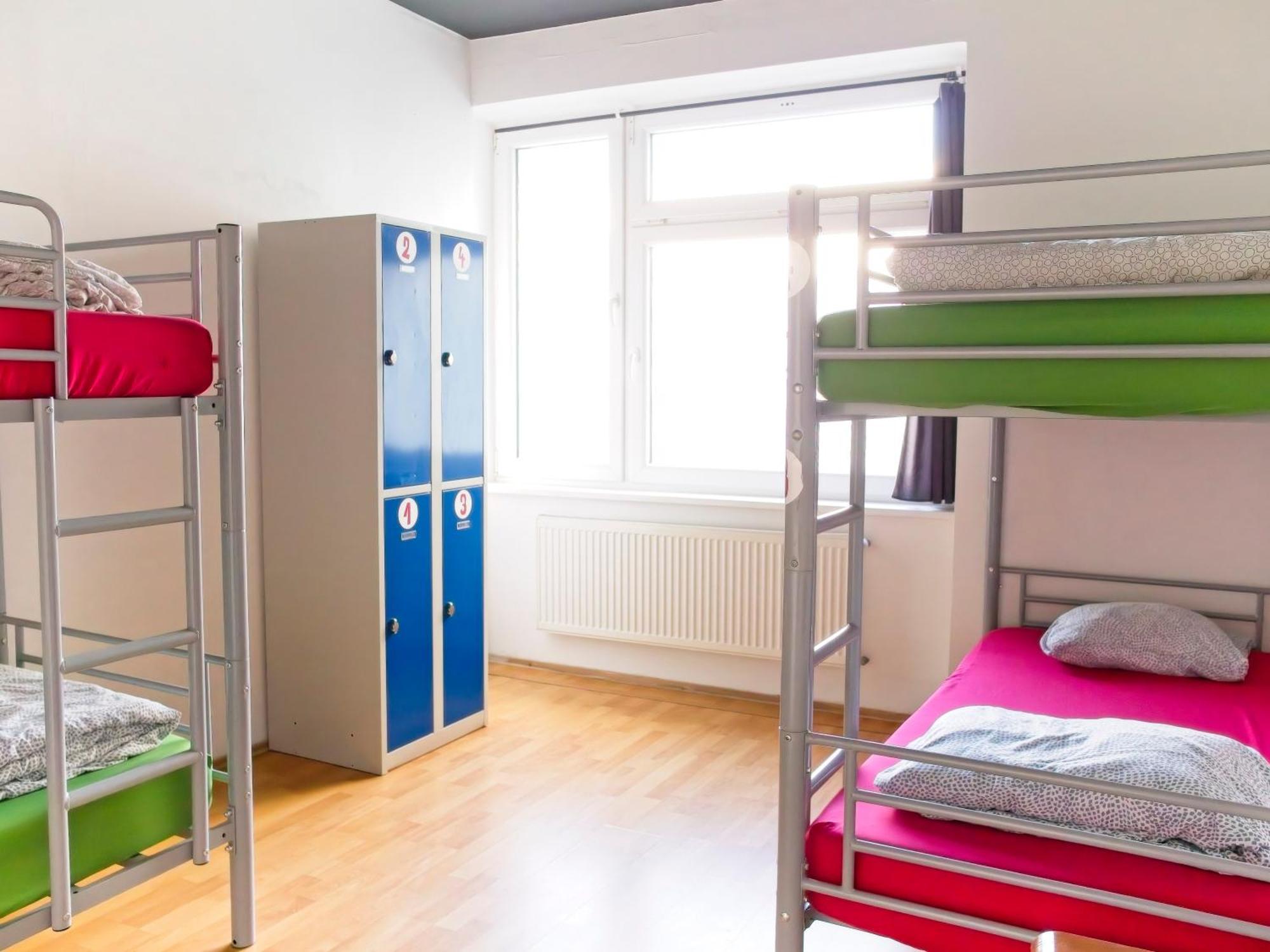 Posto Letto in Dormitorio Misto con 4 Letti