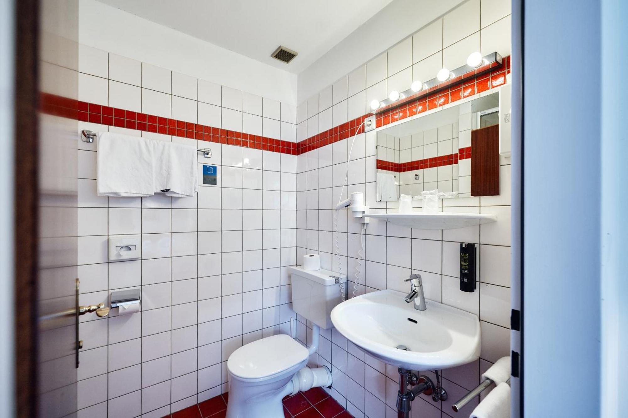 Single Room,1237147609:JPEG