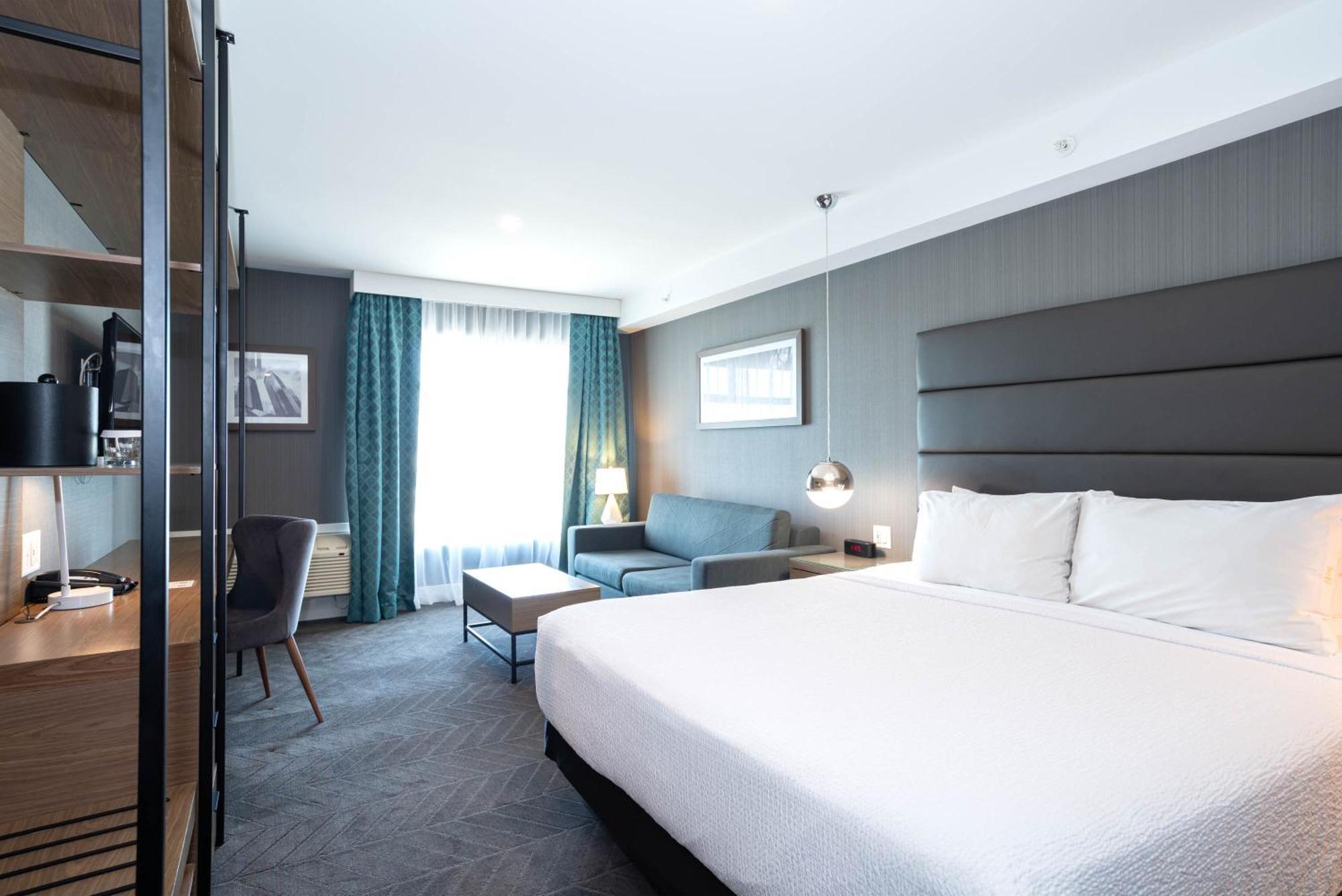 Signature Room, 1 King Bed, Sofa Bed,1539022231:JPEG