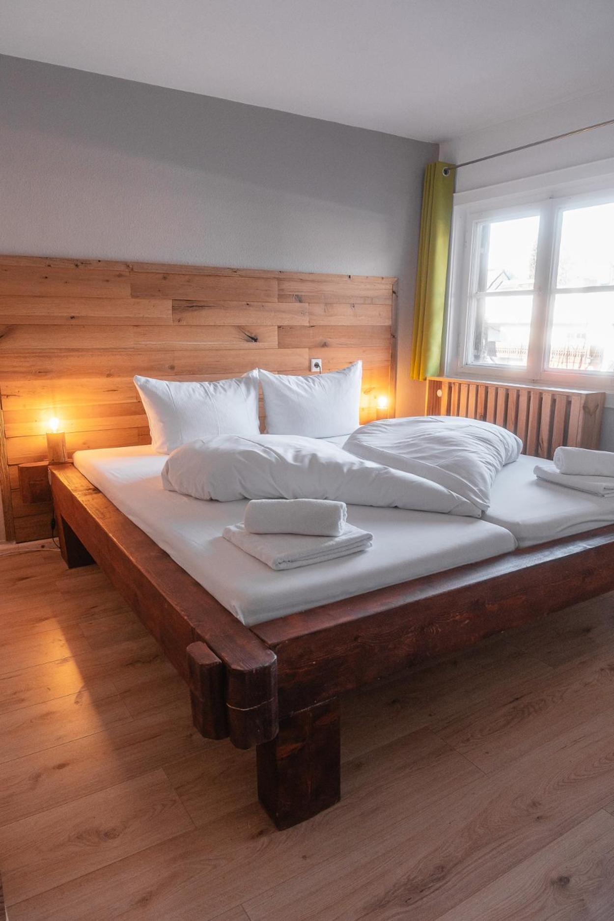 Dreibettzimmer mit Gemeinschafts-WC