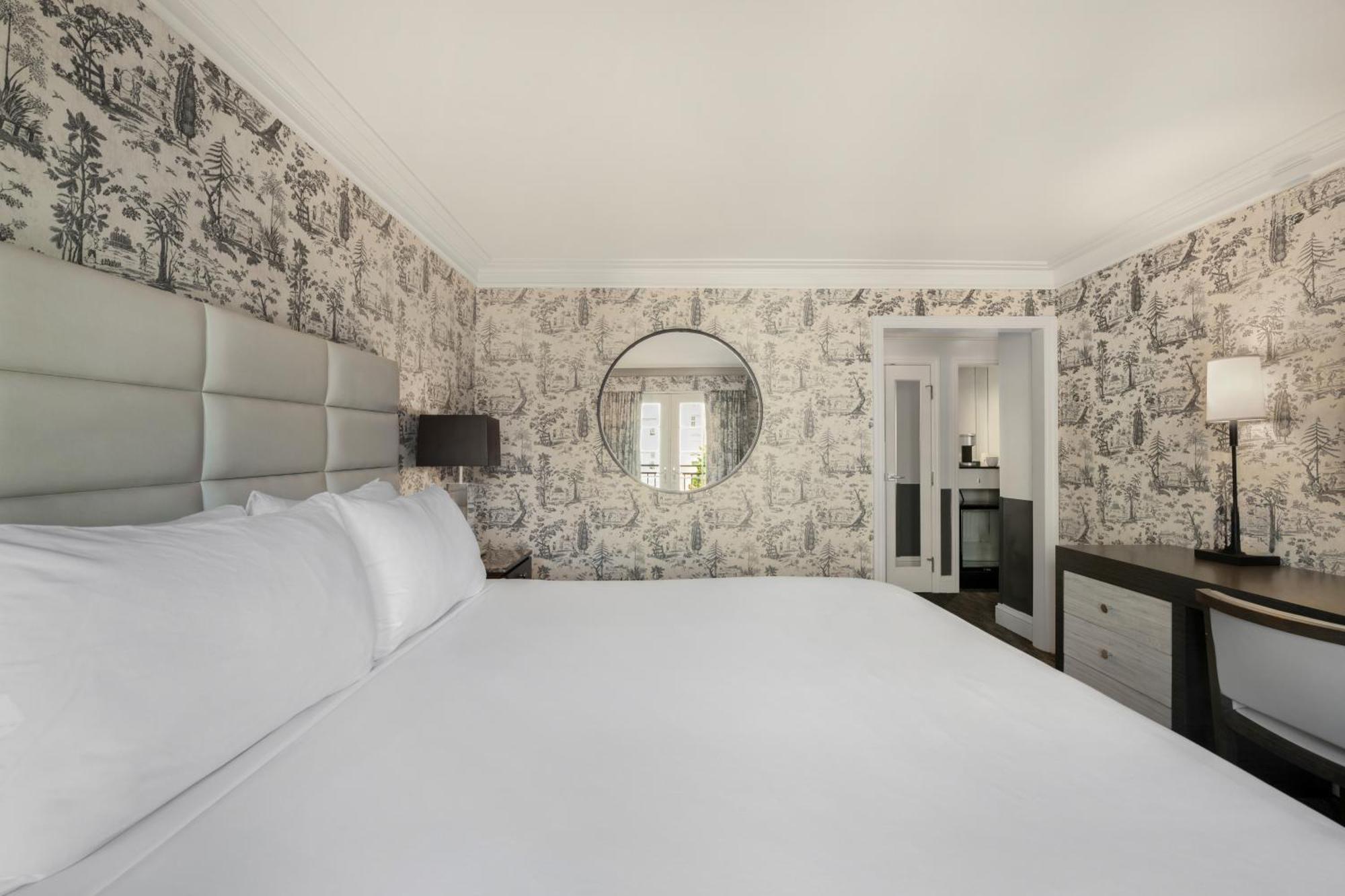 Chambre Lit King-Size Deluxe Accessible aux Personnes à Mobilité Réduite
