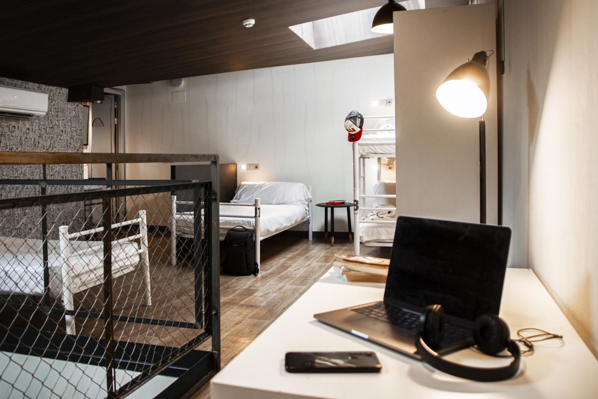 Posto Letto in Dormitorio Misto su 2 Livelli con 11 Letti e Bagno Privato