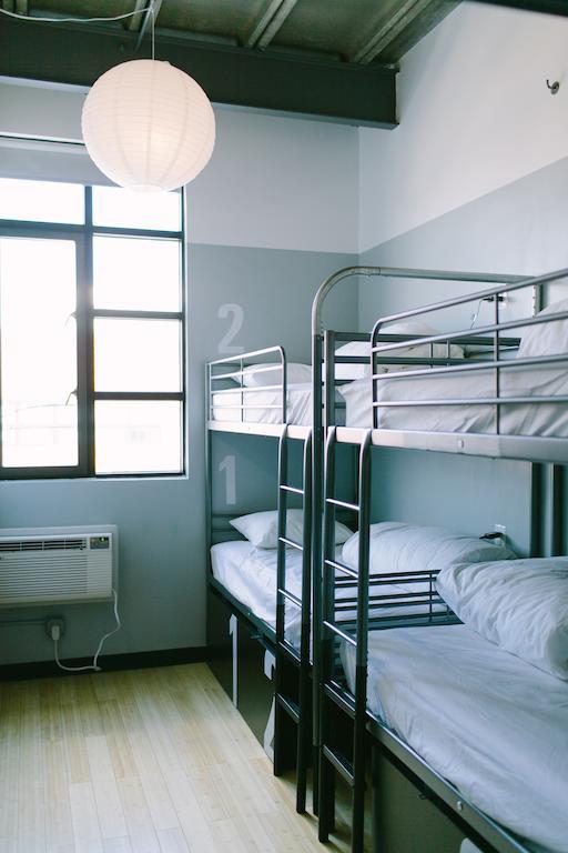 Cama em Dormitório Feminino de 4 Camas com Casa de Banho Privada
