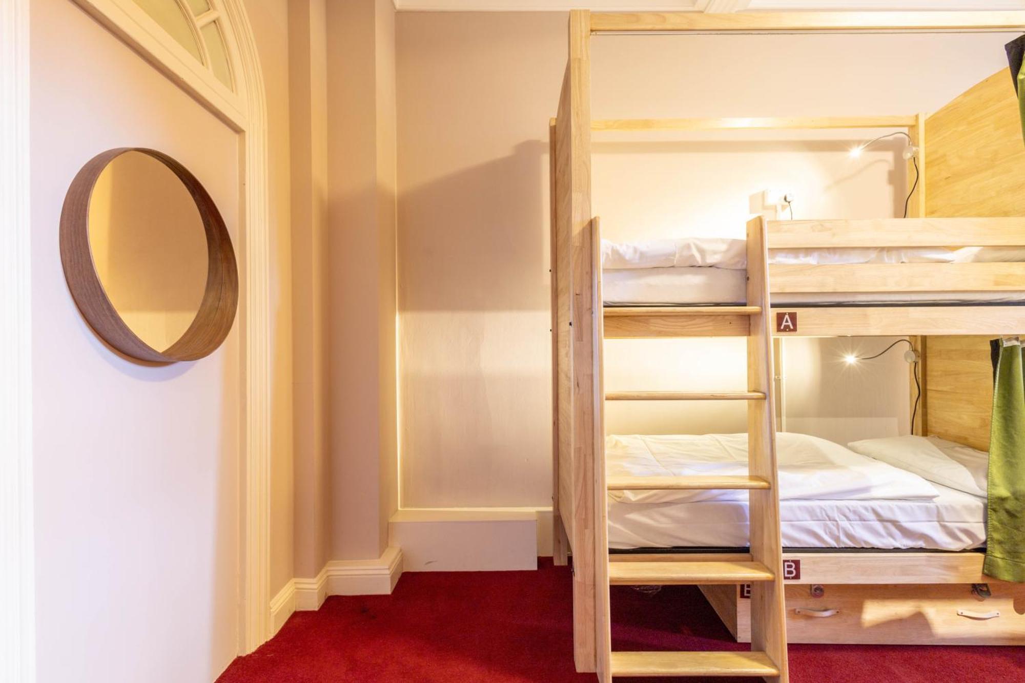 Cama em Dormitório Feminino com 8 Camas