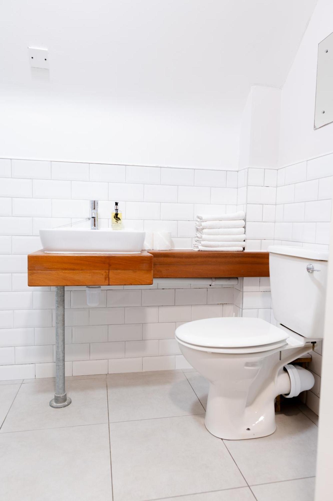 Posto Letto in Dormitorio Femminile con 6 Letti