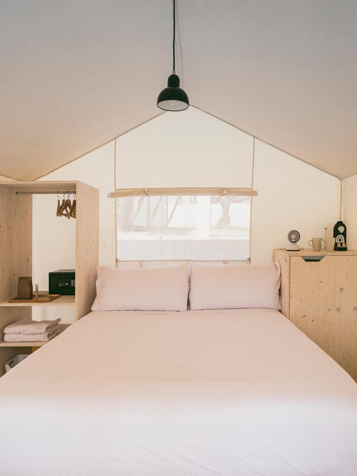 Cottage Couple Tent,1556715328:JPEG