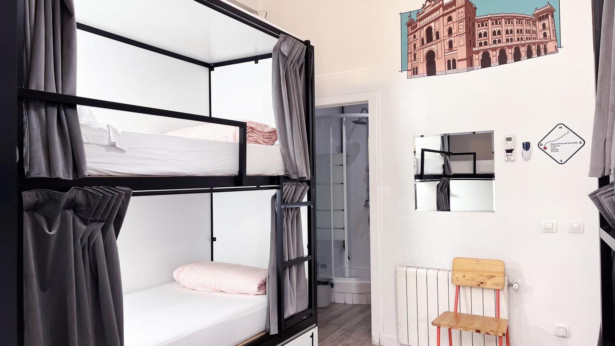 Cama en habitación compartida femenina de 6 camas
