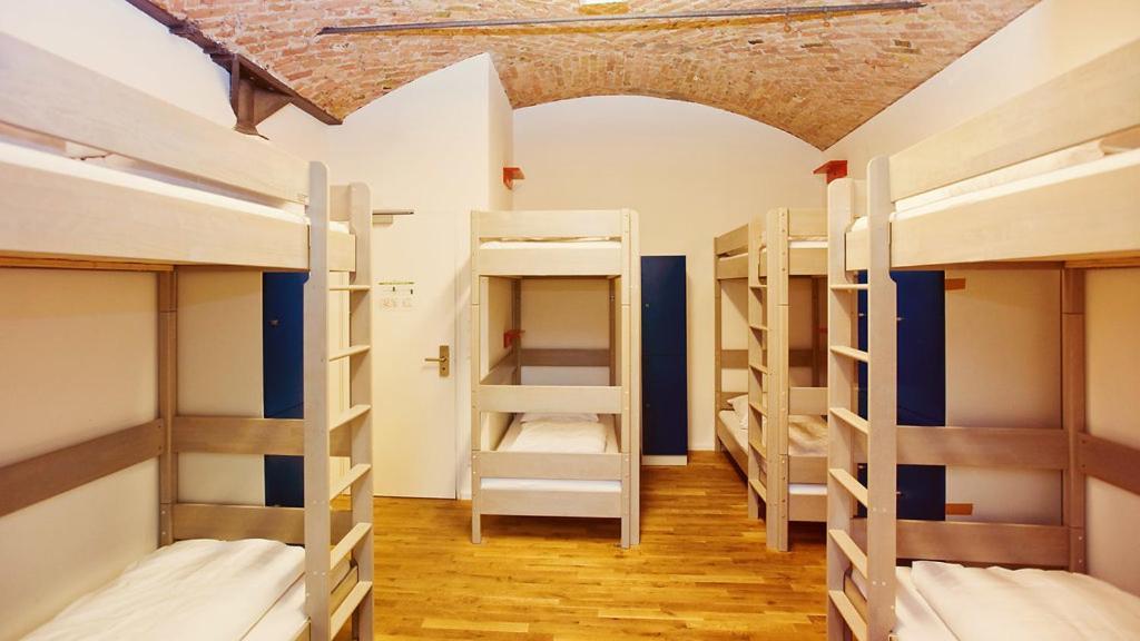 Eenpersoonsbed in Gemengde Slaapzaal met 8 Bedden - Gedeelde Badkamer op de Verdieping