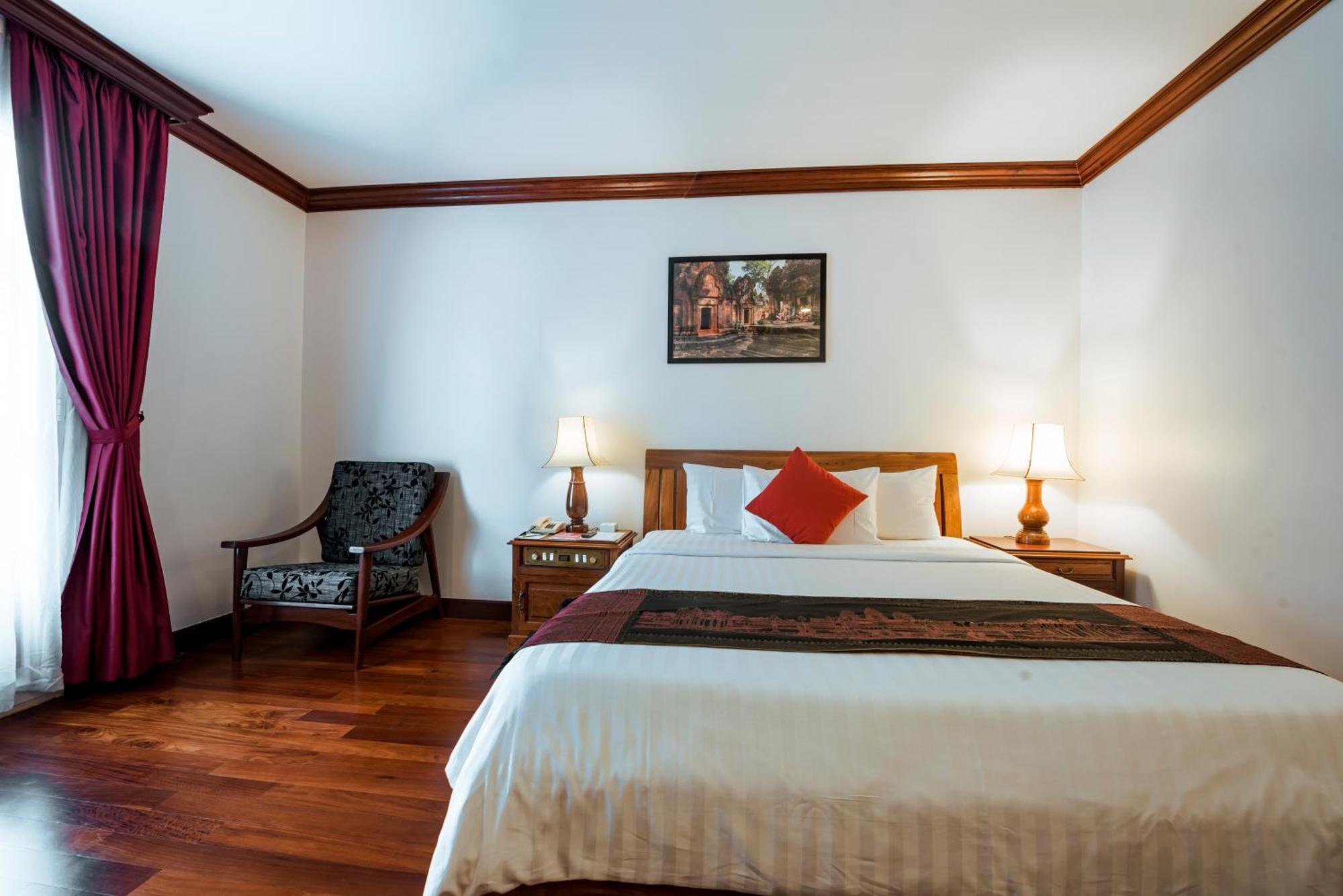 Habitación doble deluxe con cama grande y balcón