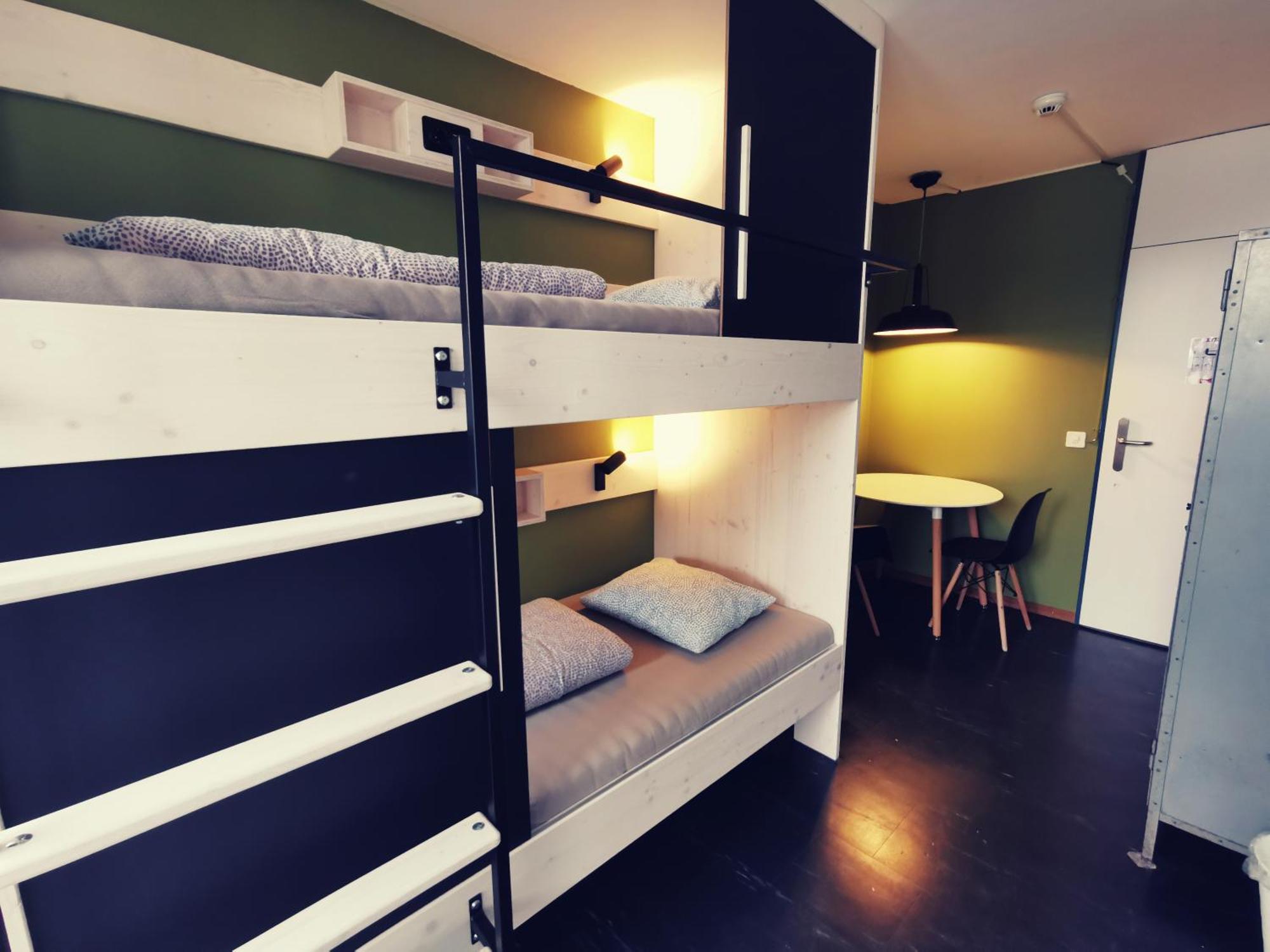 Eenpersoonsbed in Vrouwenslaapzaal met 2 Bedden en Gedeelde Badkamer