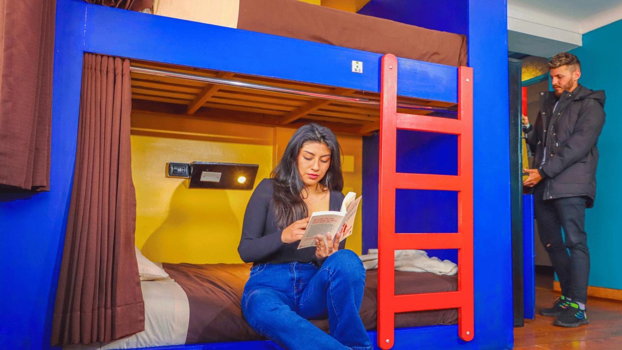 Cápsula Deluxe en habitación compartida con 4 camas y baño privado