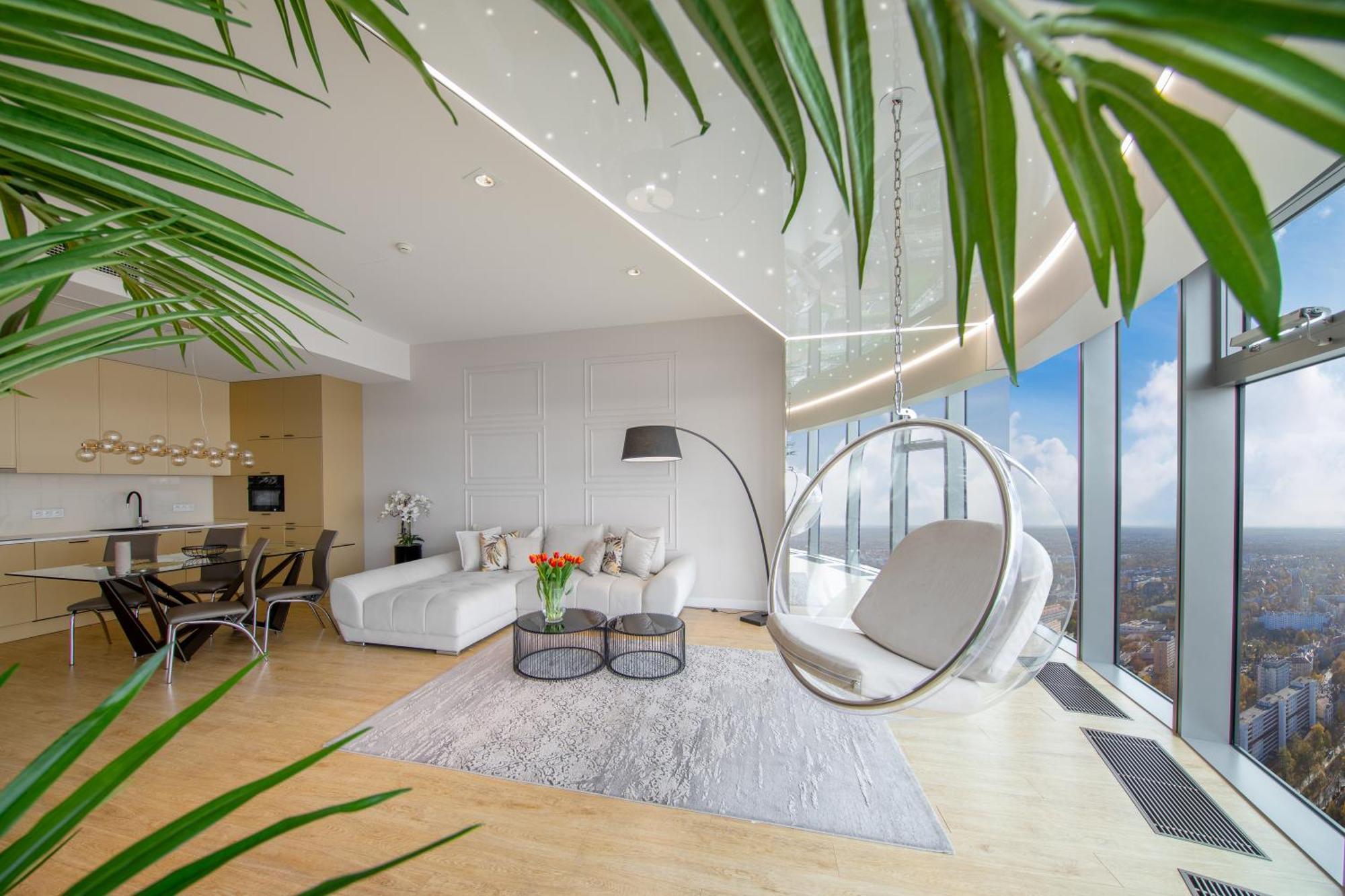 Luxury Apartment with Panoramic City View