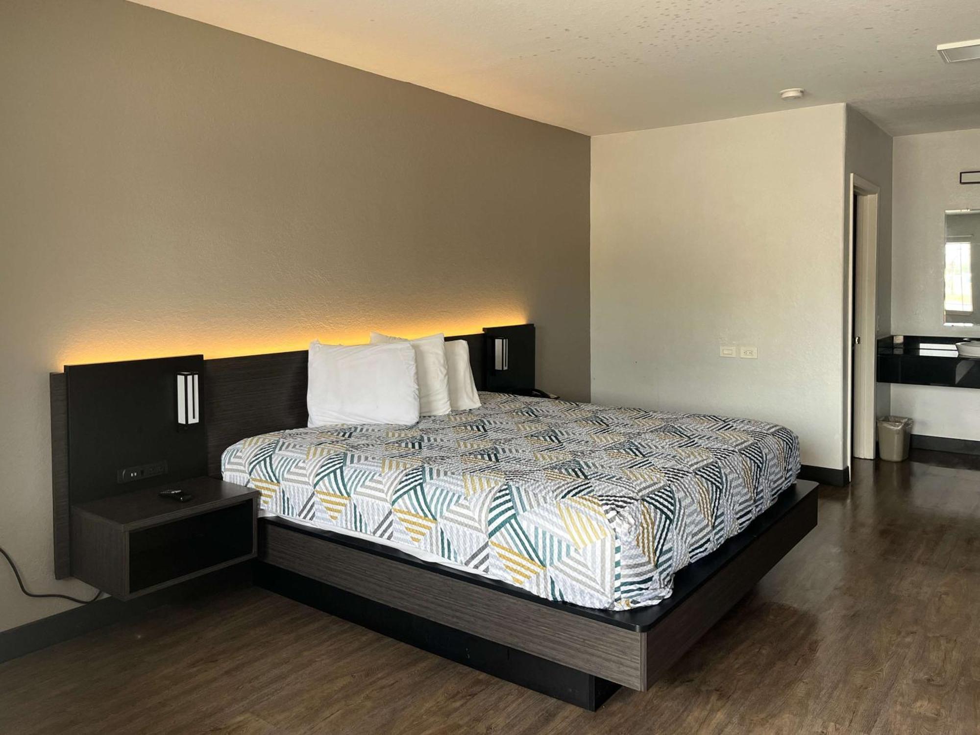 Queen Room - Disability Access - Roll in Shower