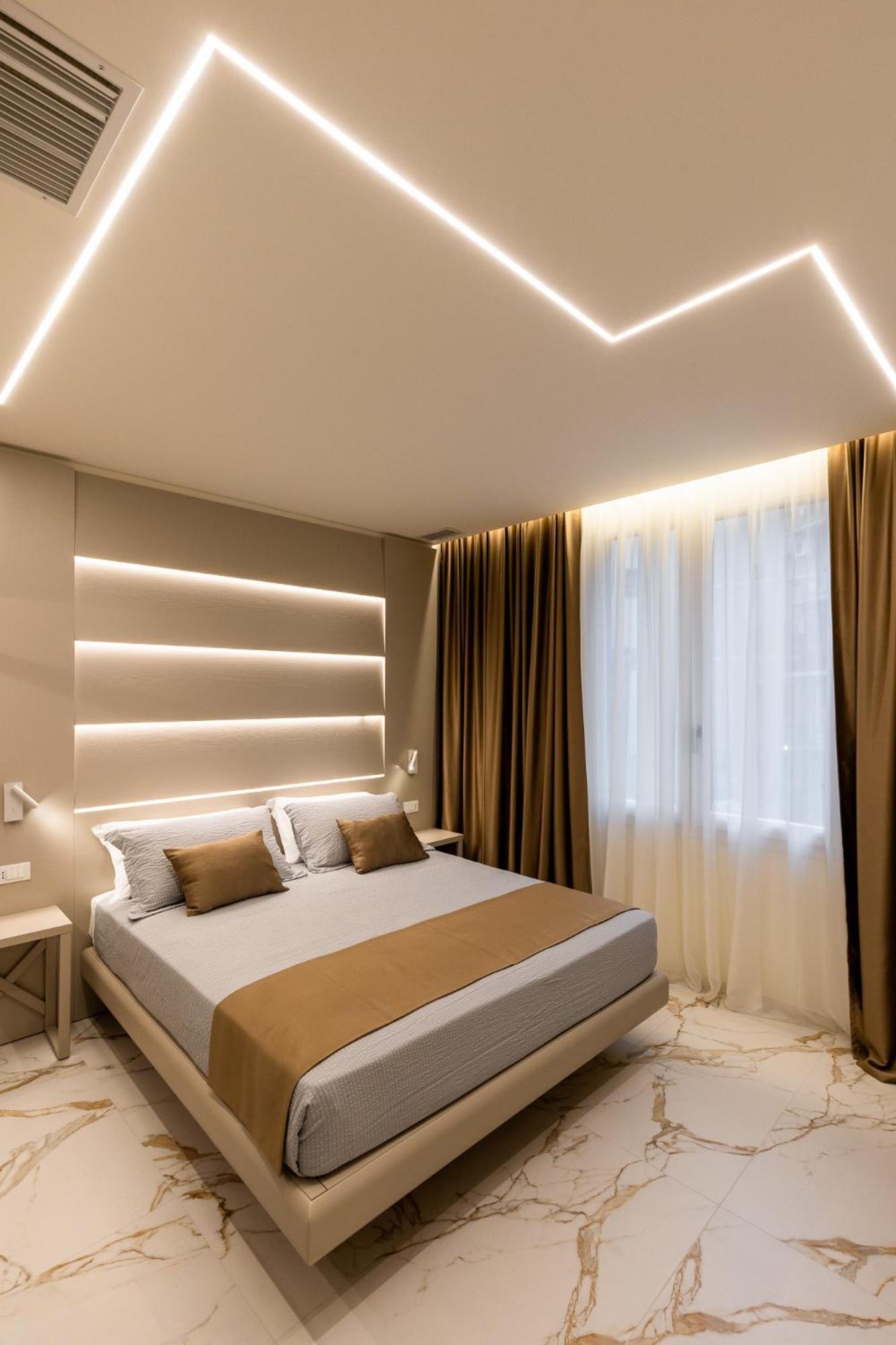 Habitación con cama extragrande y balcón