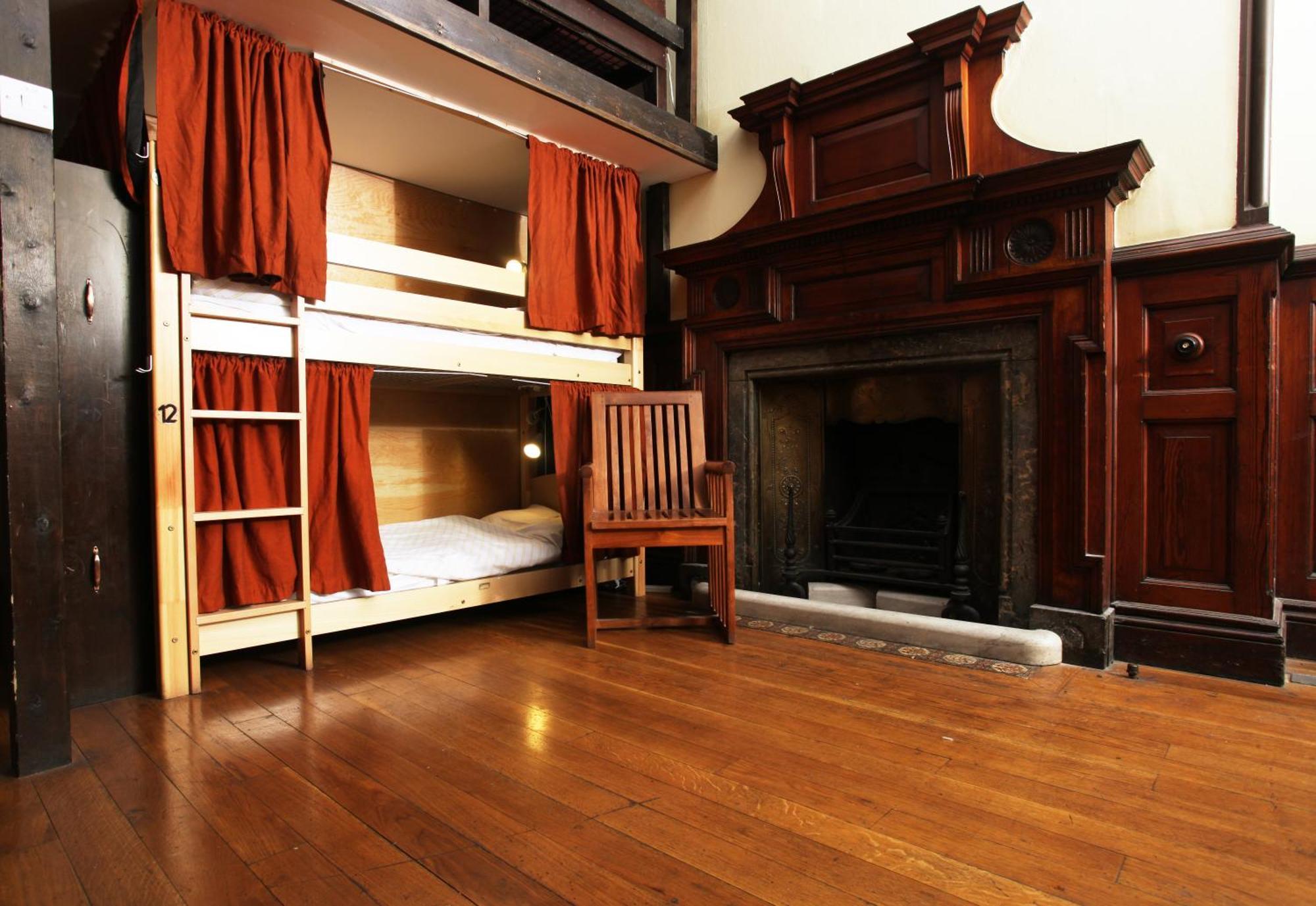 Cama em Dormitório Misto com 18 Camas