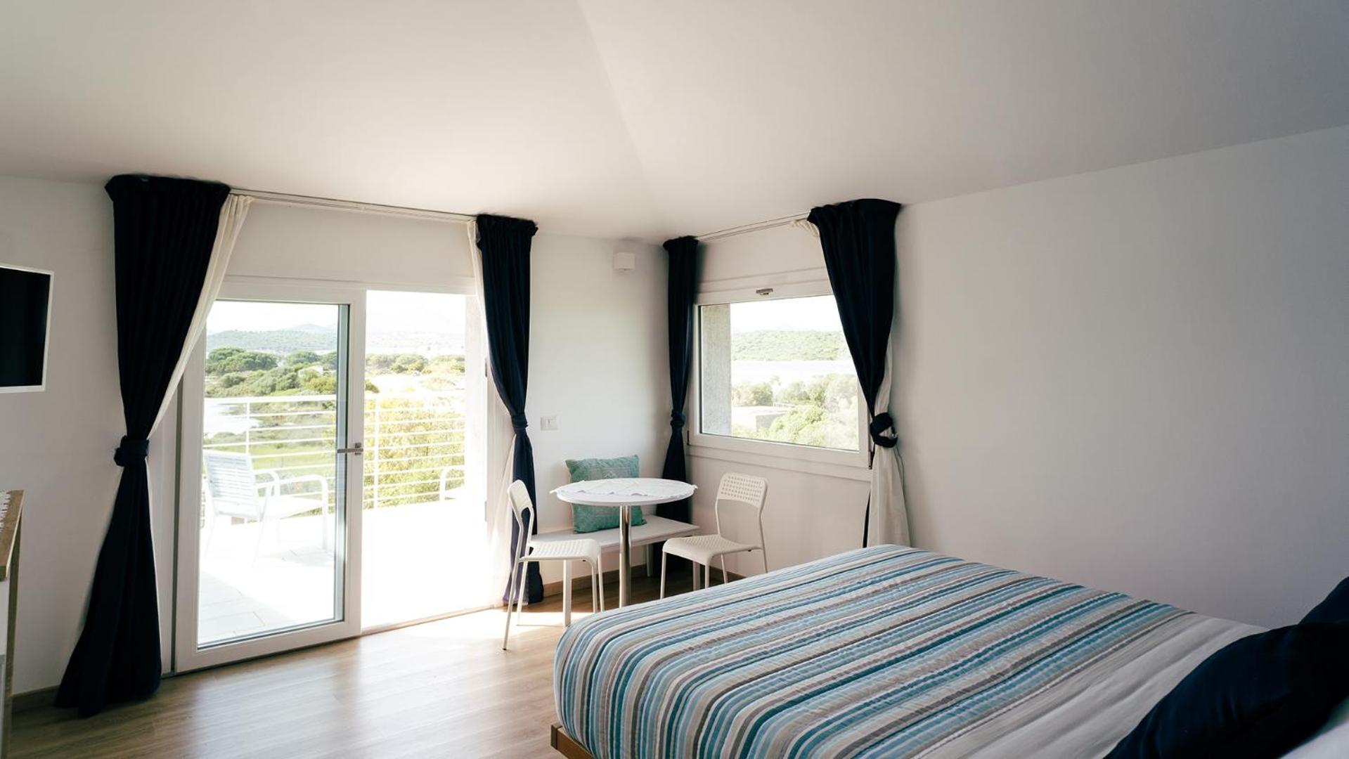 Habitación con cama grande y vistas al mar