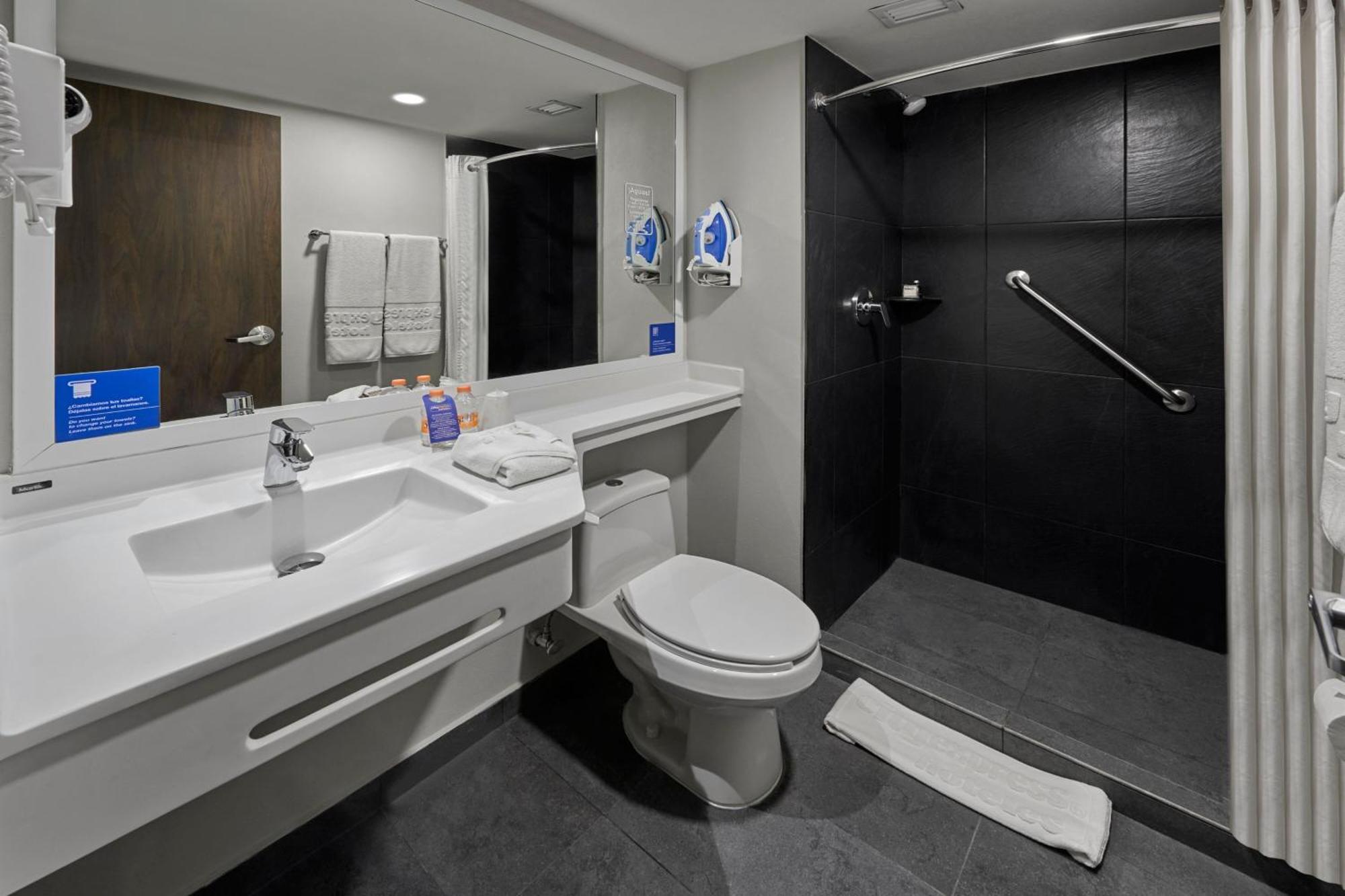 Suite with One Queen Bed and Sofa Bed,1698963529:JPEG