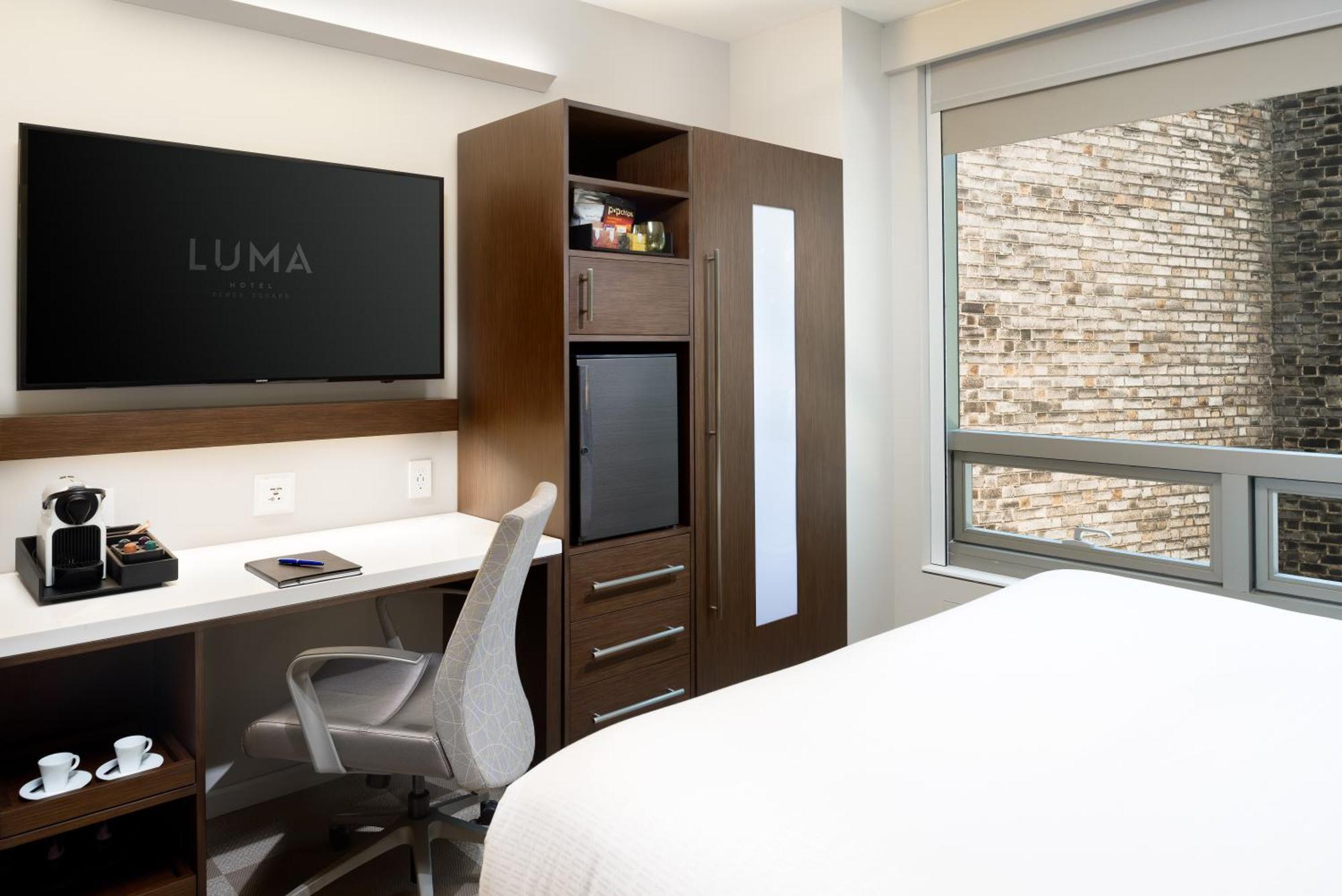 Urban King Bed Studio Accessible Bathtub