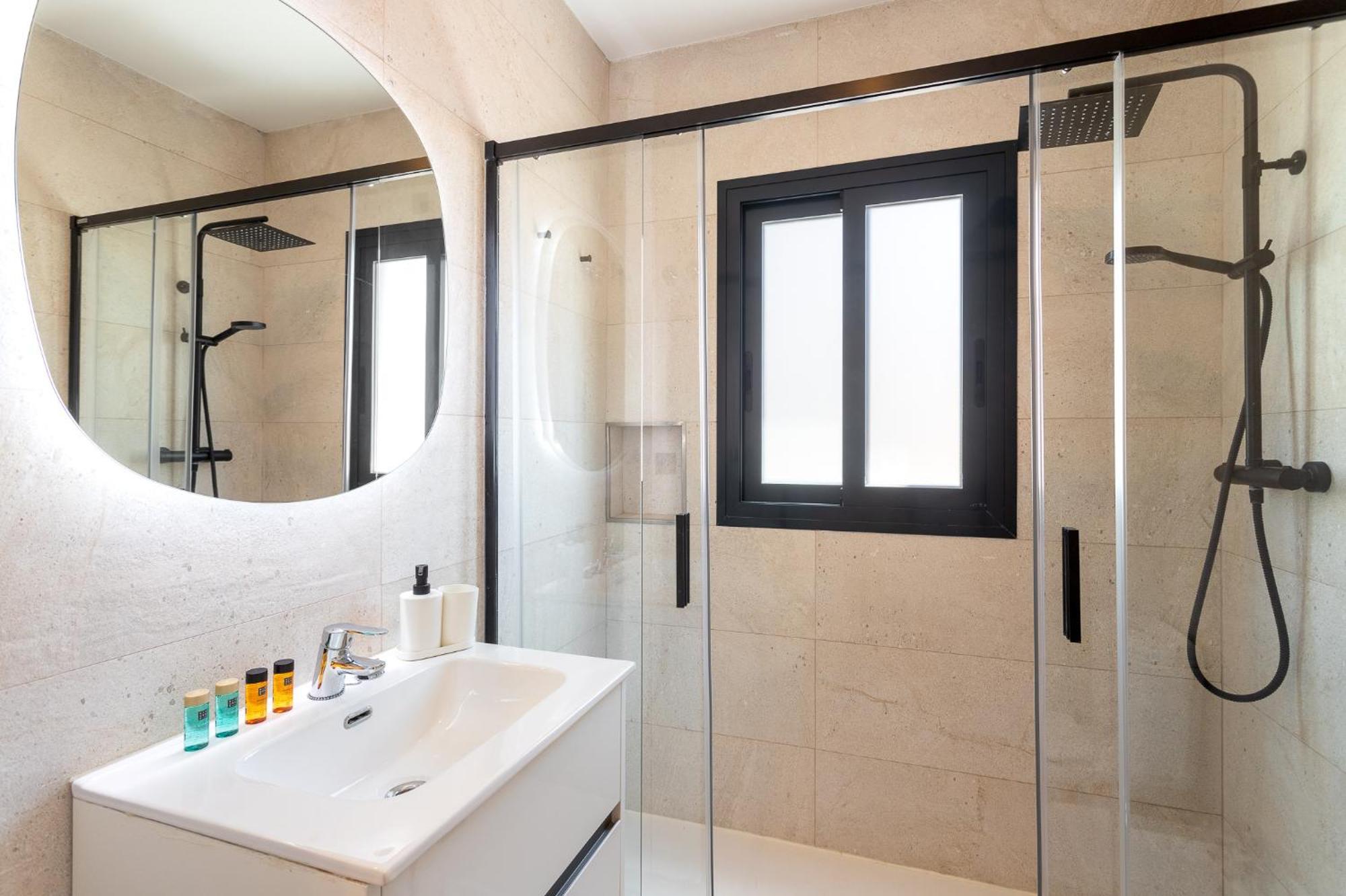 One-Bedroom Apartment with Balcony,1590541111:JPEG