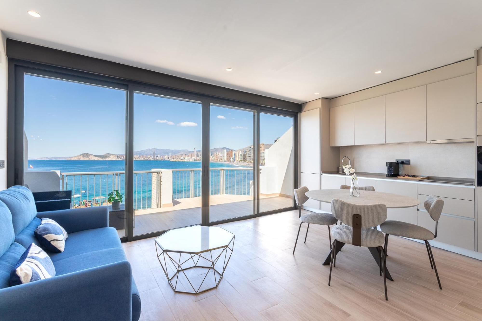 Apartamento de 1 dormitorio con balcón y vistas al mar
