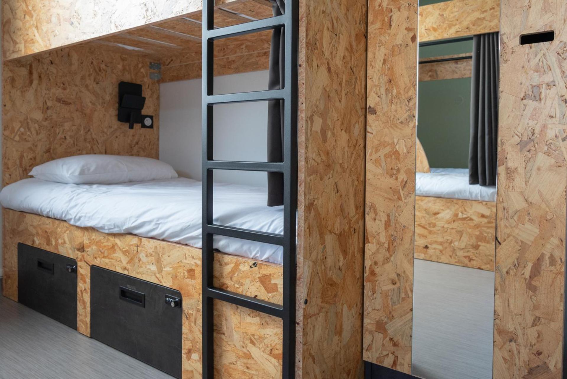 Lit dans un dortoir féminin à 4 lits avec salle de bains attenante