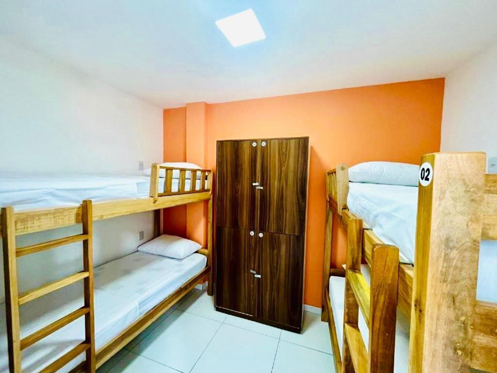 Cama num Dormitório Misto com 4 Camas
