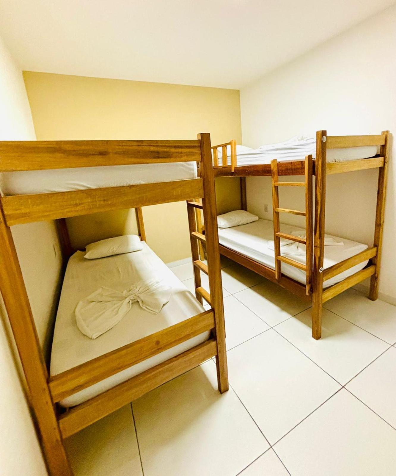 Cama num Dormitório Misto com 4 Camas