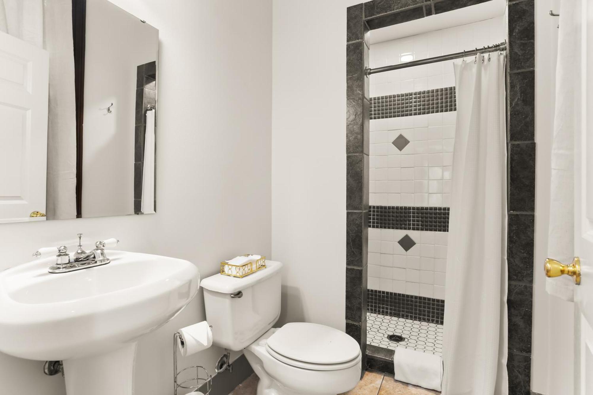 Economy Quadruple Room with Shared Bathroom,1604694113:JPEG