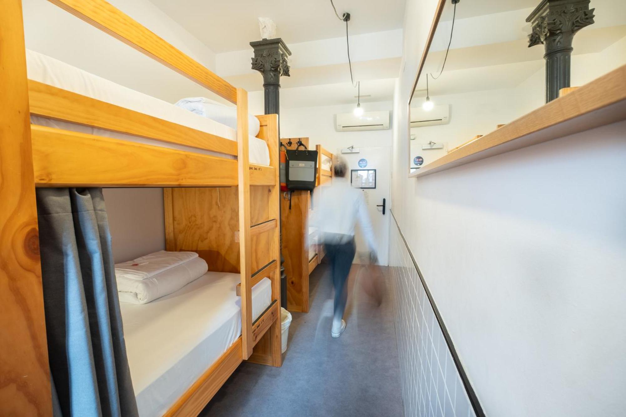 Cama Individual num Quarto Dormitório Misto de 4 Camas com Casa de Banho Partilhada
