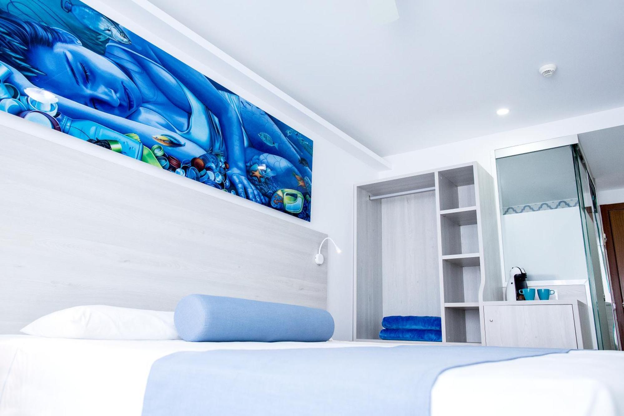 Surfing Room