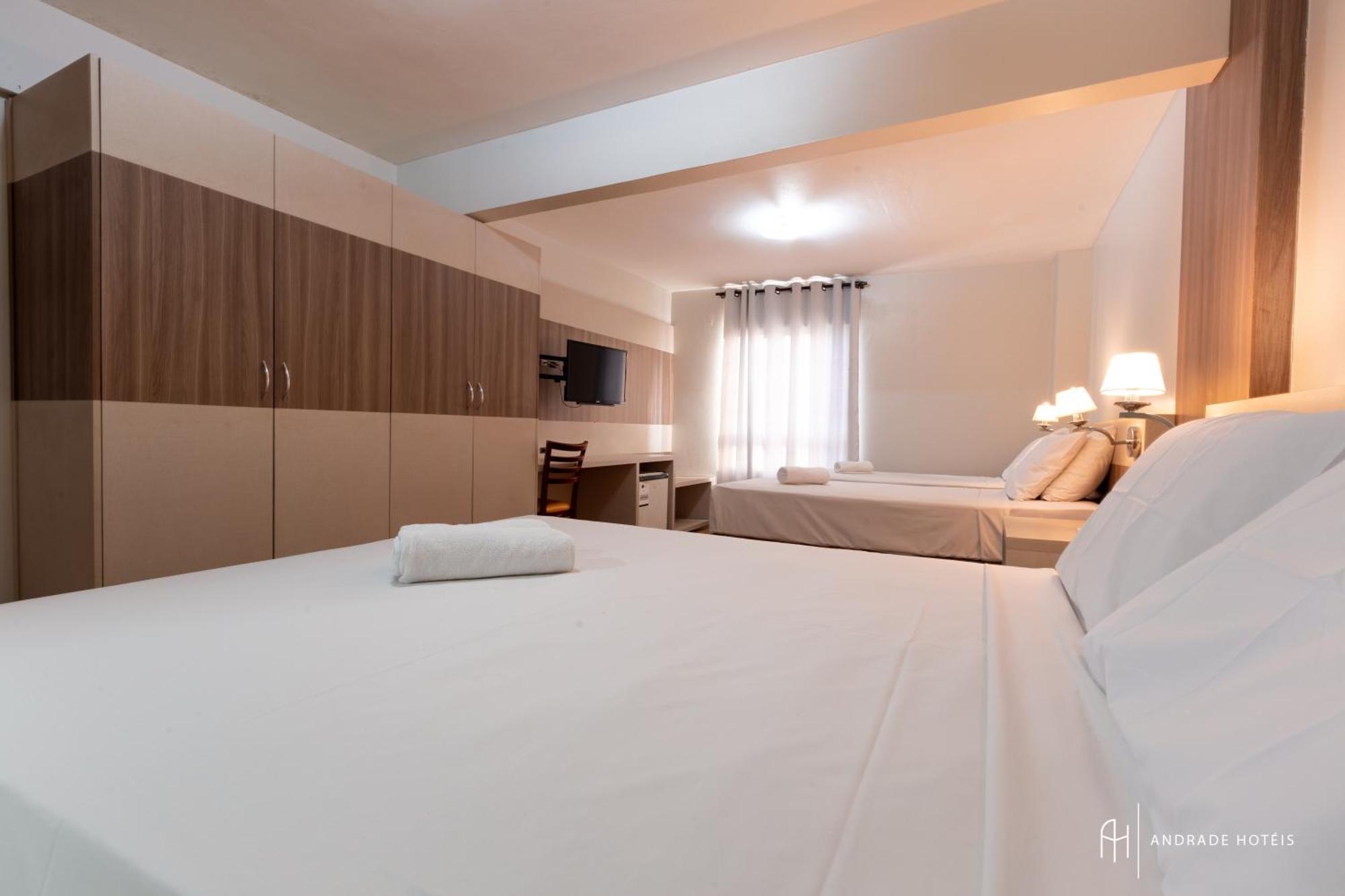 Quarto Duplo com 1 Cama de Casal e 1 Cama Individual