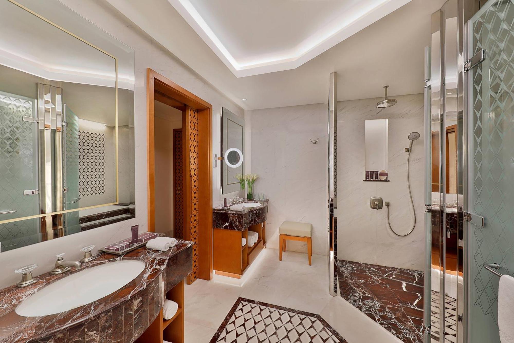 Executive Suite Mountain, 1 Bedroom Suite, 1 King, Balcony,1622873236:JPEG